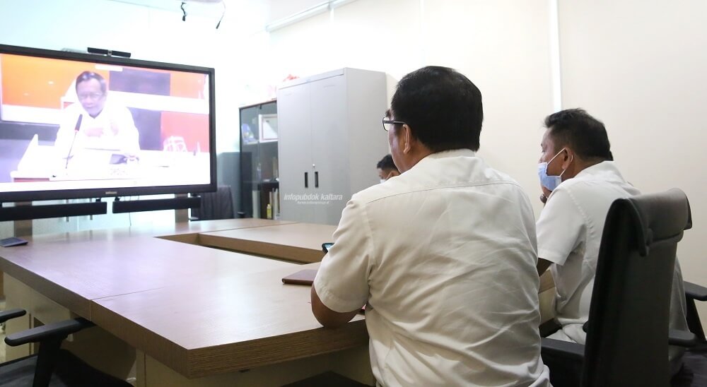 Sekprov Kaltara, H Suriansyah saat mengikuti kunjungan kerja Menkopolhukam Mahfud MD ke Puslitdatin BNN secara virtual, Rabu (7/10)