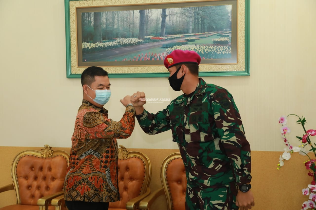 Pjs Gubernur, melakukan audoensi dengan Dansatgas Marinir Ambalat XXVI, Lettu Marinir Muhammad Adam Septian Keulana di VIP Room Bandara Juwata Tarakan, Senin (12/10/2020)
