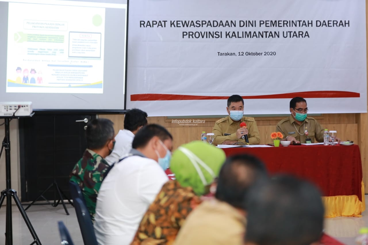 Pjs Gubernur memberikan arahan pada Rakor Kewaspadaan Dini Pemerintah Provinsi Kalimantan Utara, Senin (12/10/2020)