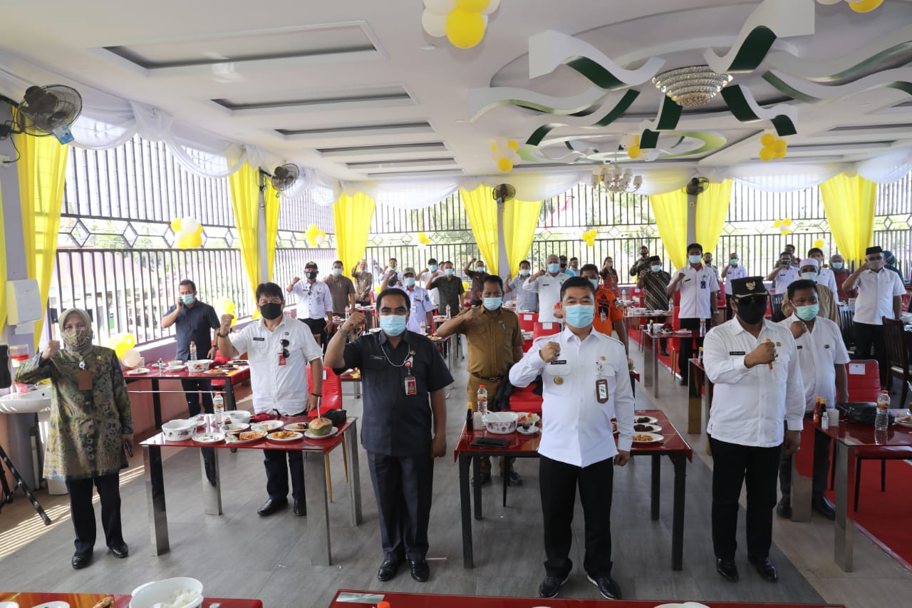 Pjs Gubernur Kaltara, Teguh Setyabudi berfoto bersama dengan tokoh masyarakat Pulau Sebatik, Rabu (14/10)