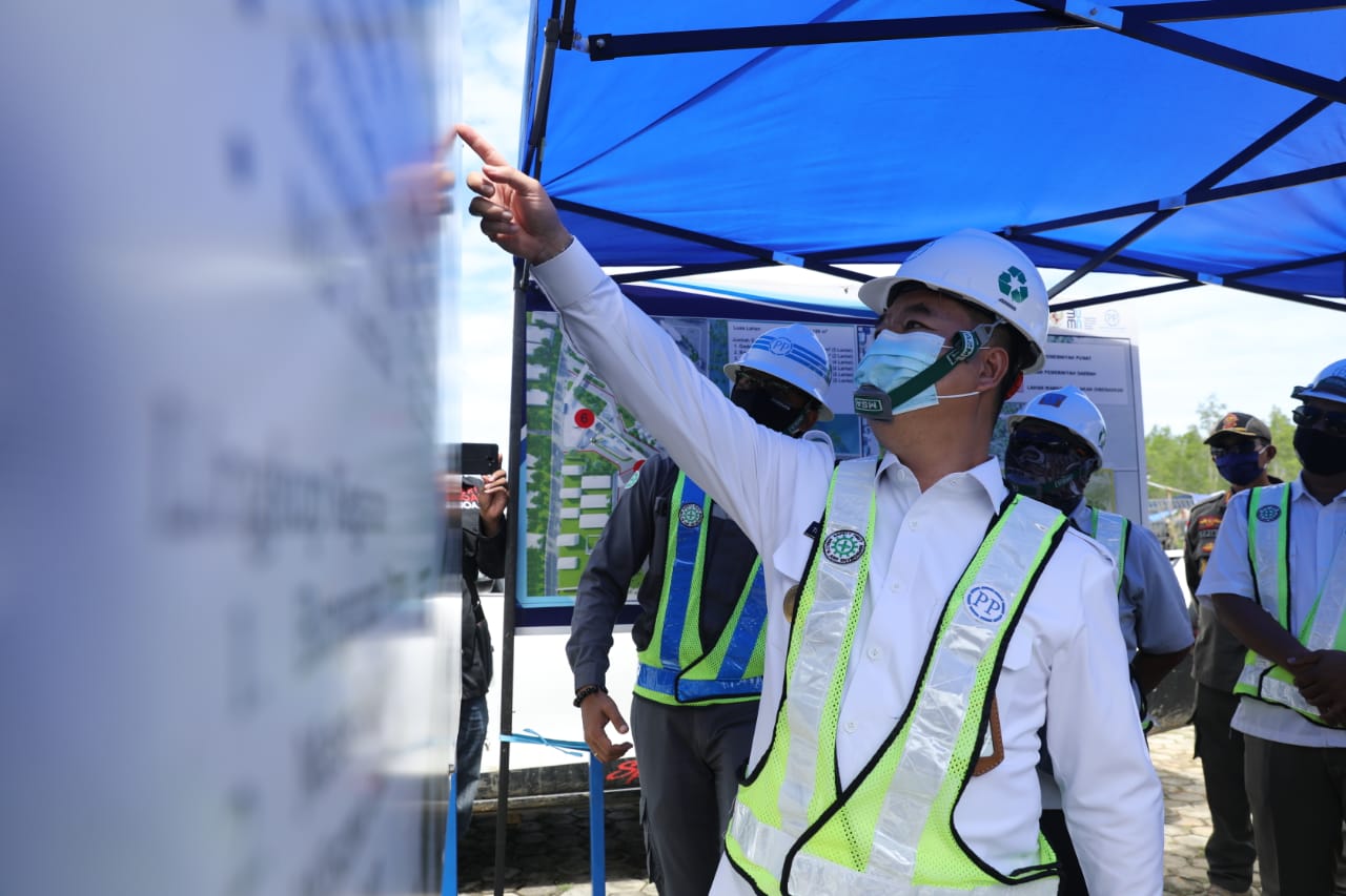 Pjs Gubernur Kaltara, Teguh Setyabudi saat meninjau proses pembangunan PLBN Sei Pancang, Sebatik, Nunukan, Rabu (14/10)