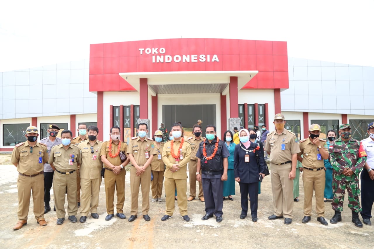Pjs Gubernur Kaltara Teguh Setyabudi saat selesai meresmikan Toko Indonesia