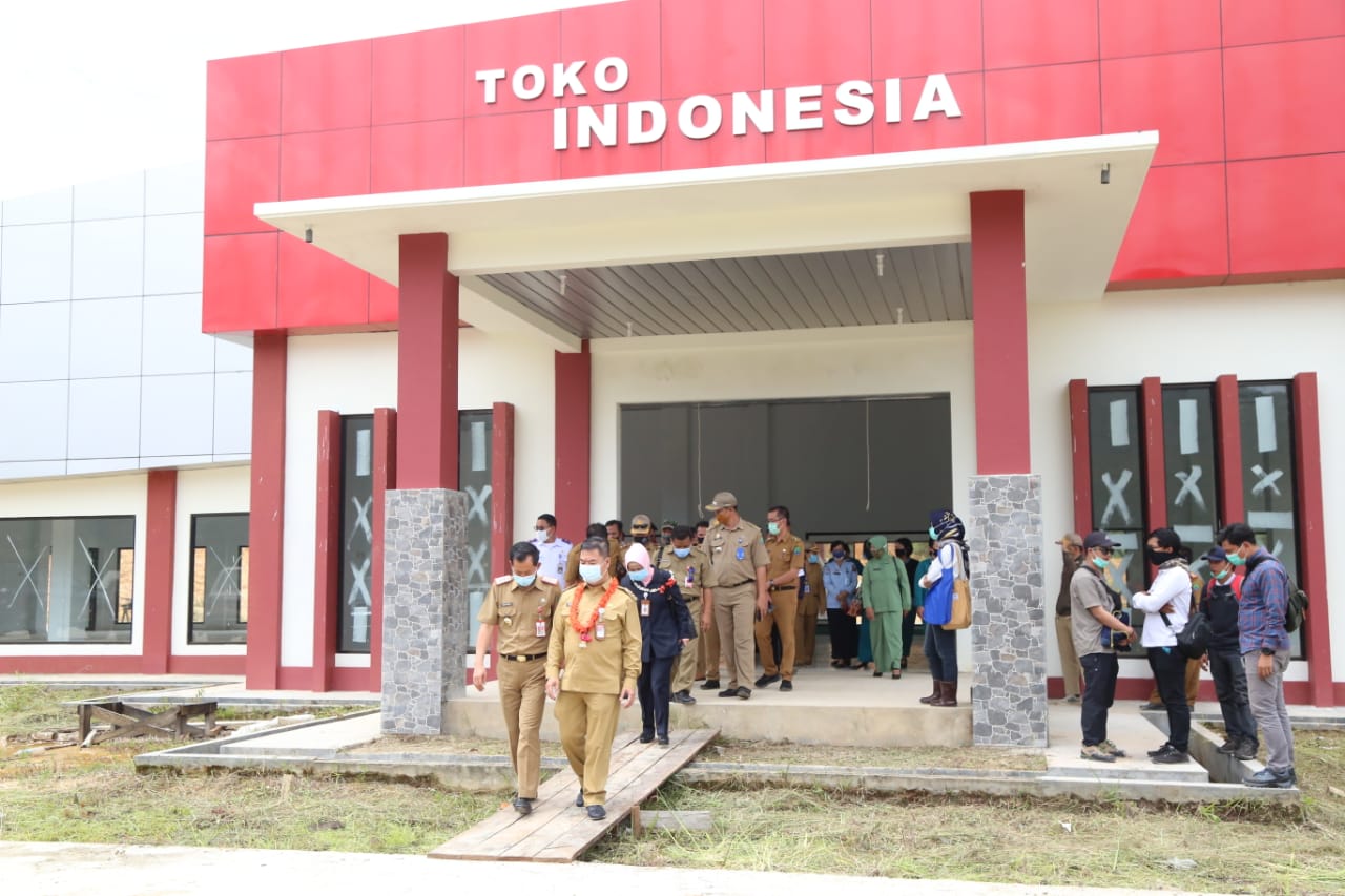 Pjs Gubernur Kaltara Teguh Setyabudi saat mengunjungi Toko Indonesia di Sebatik
