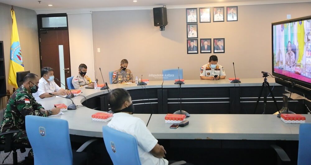 Staf Ahli Bidang Aparatur, Pelayanan Publik, dan Kemasyarakatan Norman Raga Bersama perwakilan dari Polda Kaltara dan Korem 092/Maharajalila mengikuti rakor virtual terkait UU Cipta Kerja, Rabu (14/10)