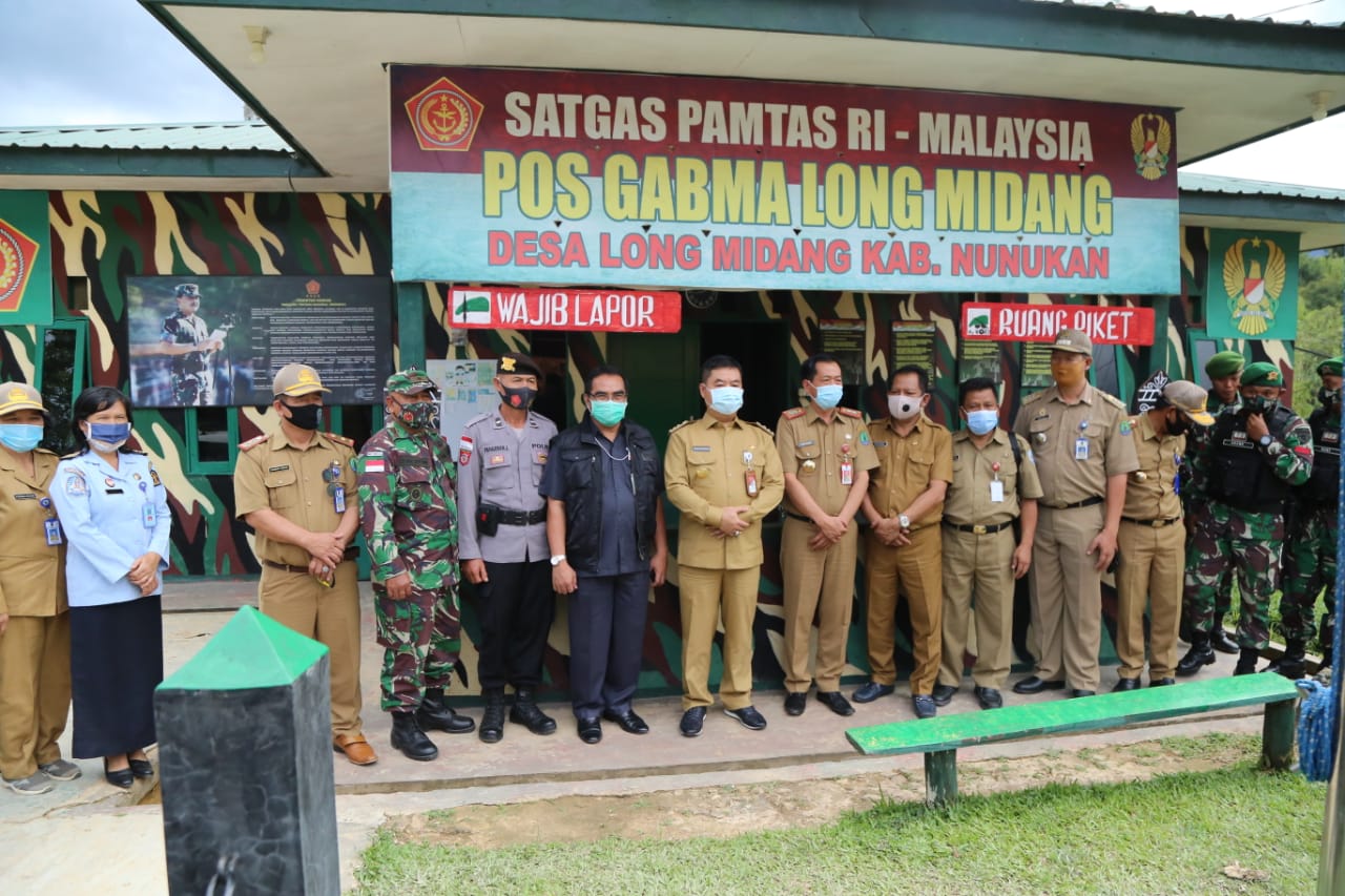 Pjs Gubernur Kaltara bersama rombongan saat mengunjungi Pos Perbatasan Gabma Long Midang Nunukan