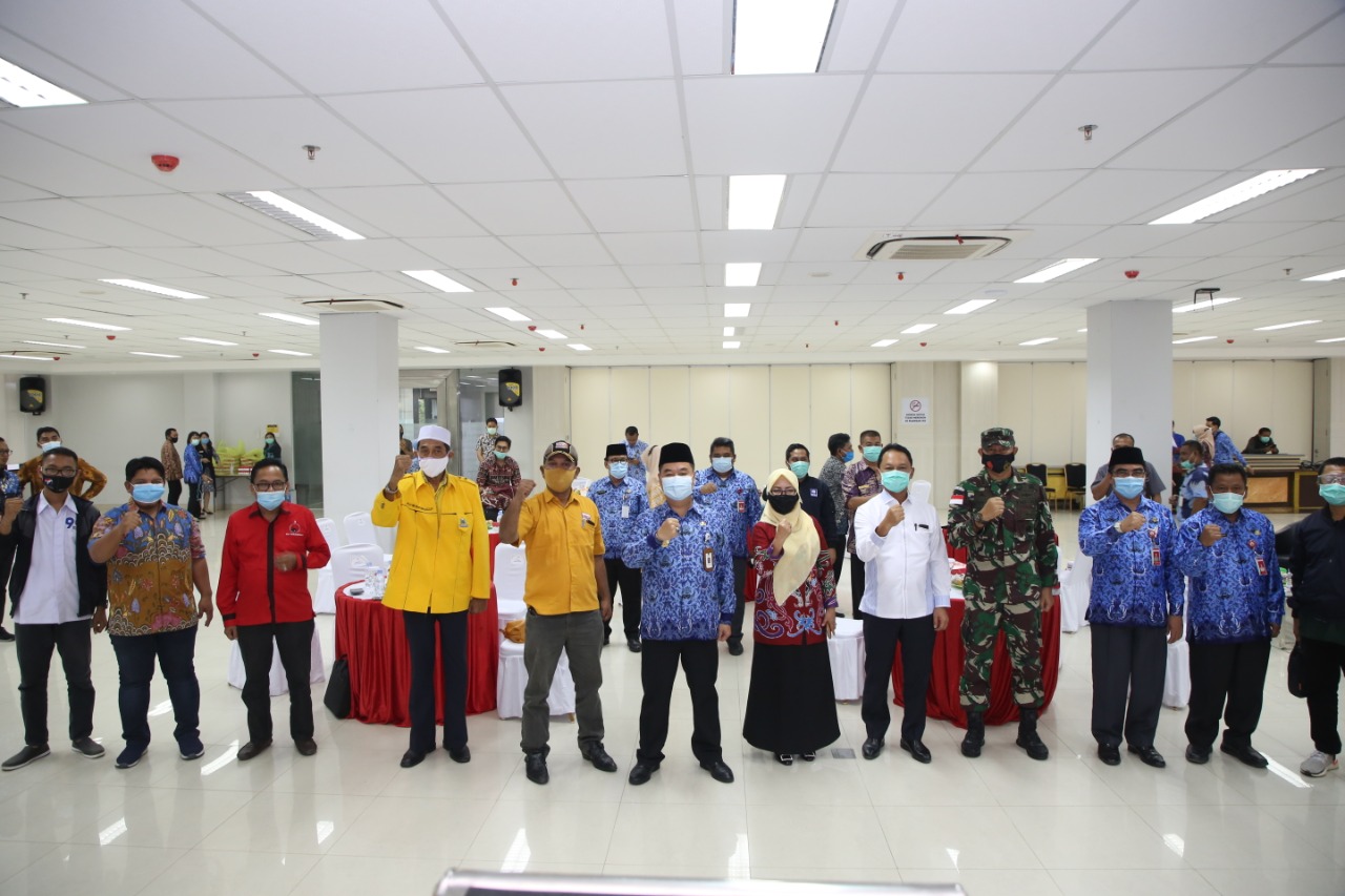 Pjs Gubernur Kaltara Teguh Setyabudi berfoto bersama dengan pimpinan parpol