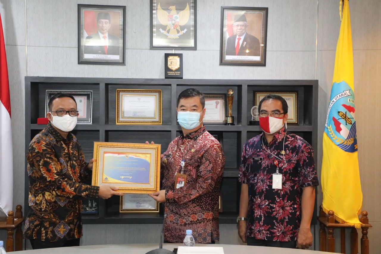 Pjs Gubernur Kaltara Teguh Setyabudi saat menerima penghargaan dari Menkeu