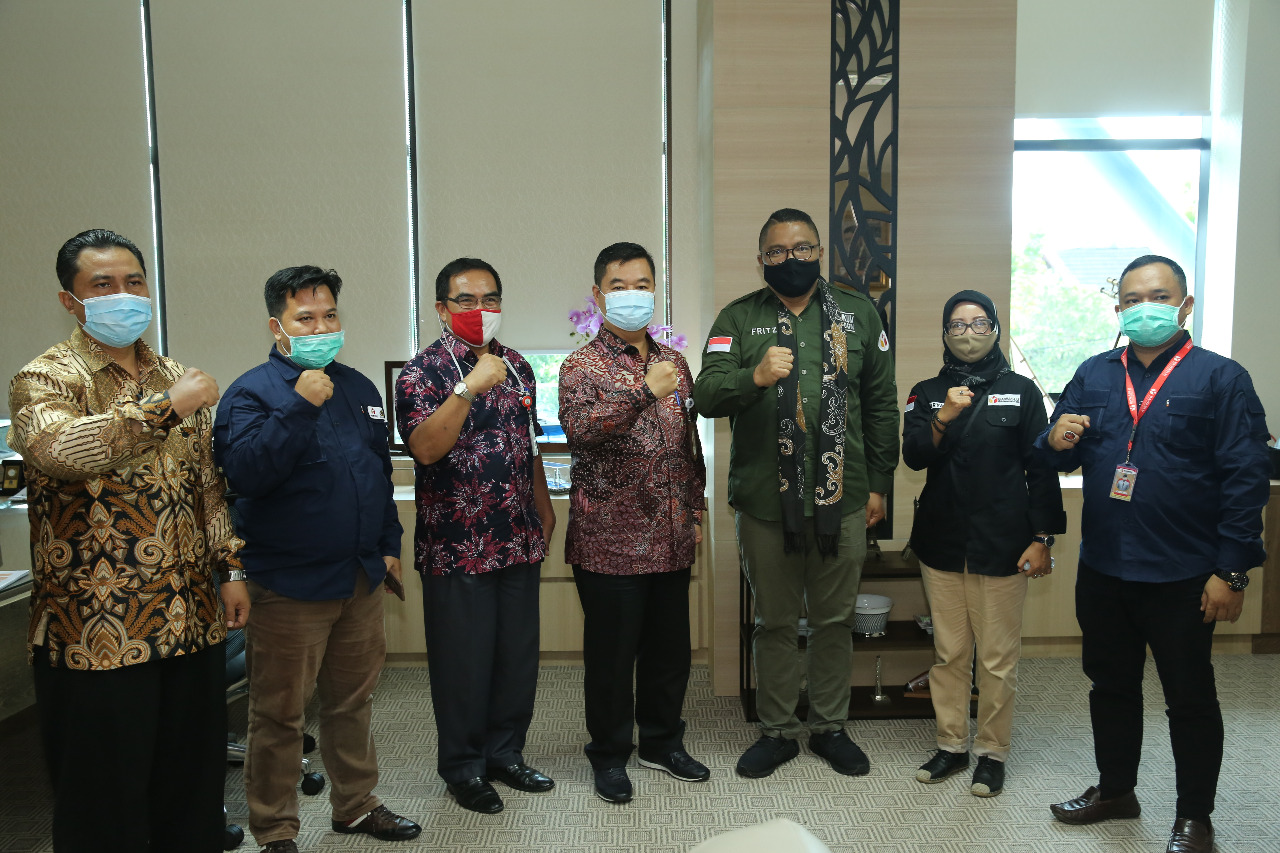 Foto Bersama Pjs Gubernur Kaltara dengan Komisioner Bawaslu 
