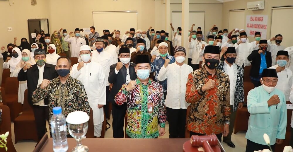 Pjs Gubernur Kaltara, Teguh Setyabudi berfoto bersama peserta Rakor Penguatan Organisasi MUI Provinsi Kaltara, Jumat (16/10) malam