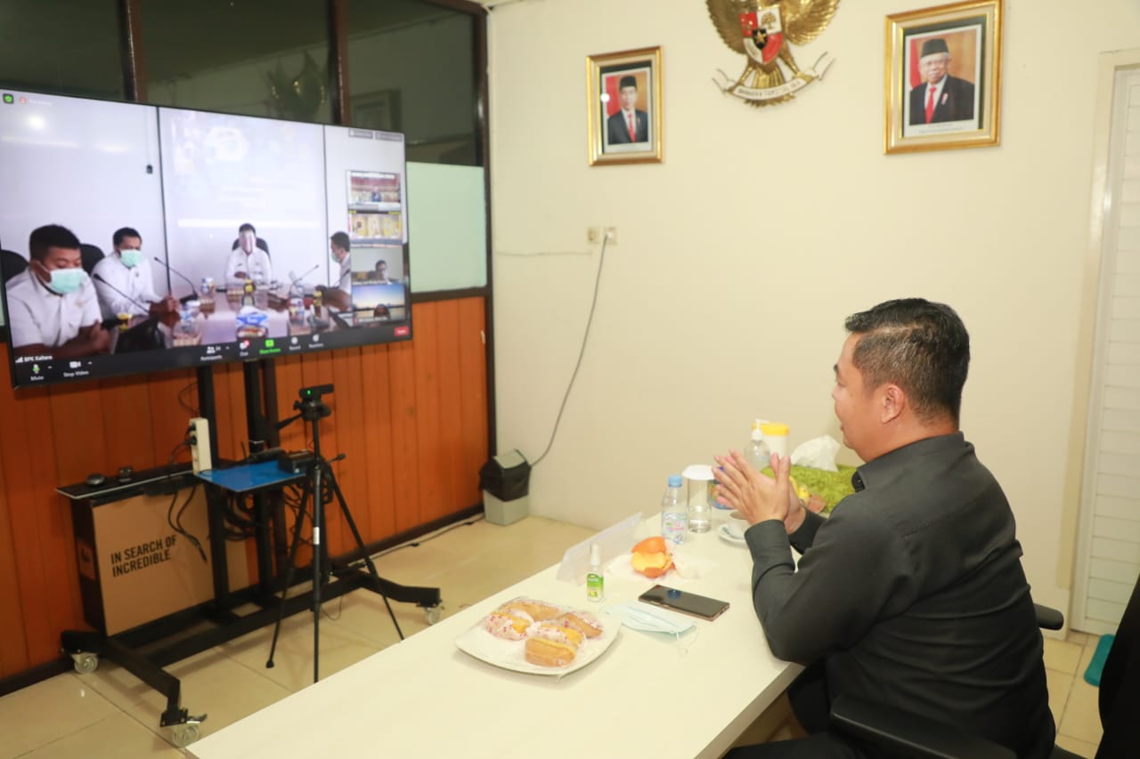 Pjs Gubernur Kaltara, Teguh Setyabudi saat mengikuti Entry Meering Pemeriksaan Kepatuhan Tahap II Penanganan Pandemi Covid-19 secara virtual, Senin (19/10) sore