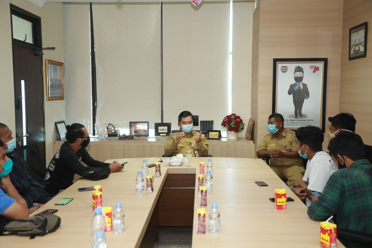 Pjs Gubernur Kaltara Teguh Setyabudi saat bertemu dengan Kepala Biro Humas & Protokol serta Wartawan

