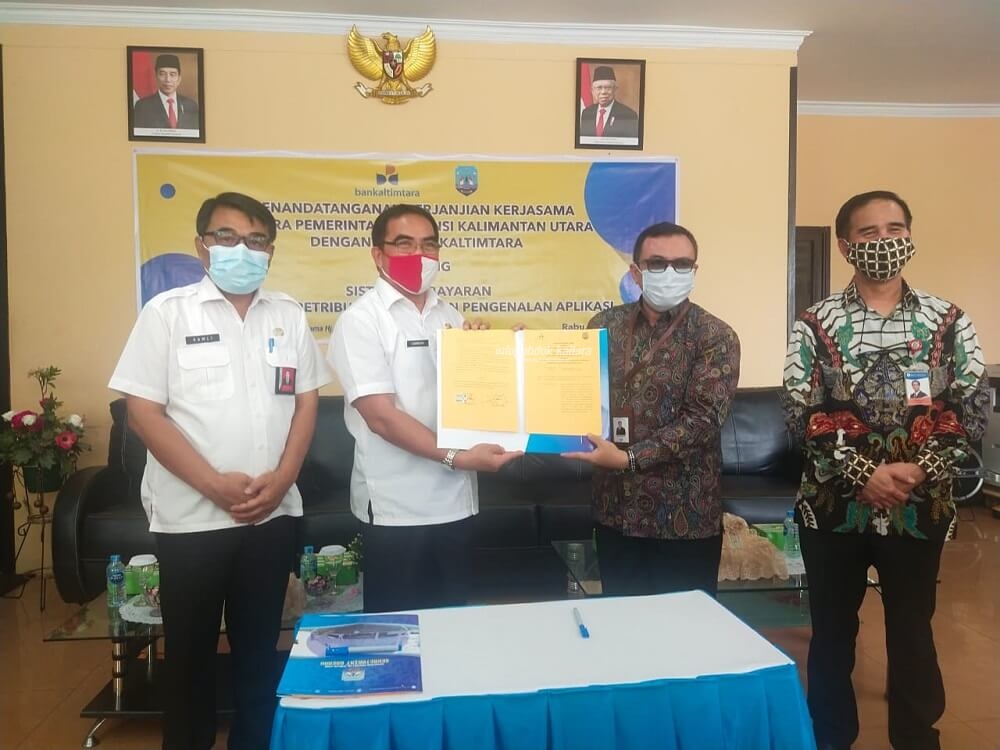 Sekprov Kaltara, H Suriansyah berfoto bersama jajaran Direksi Bankaltimtara usai penandatanganan PKS Sistem Pembayaran Cashless, Rabu (21/10)

