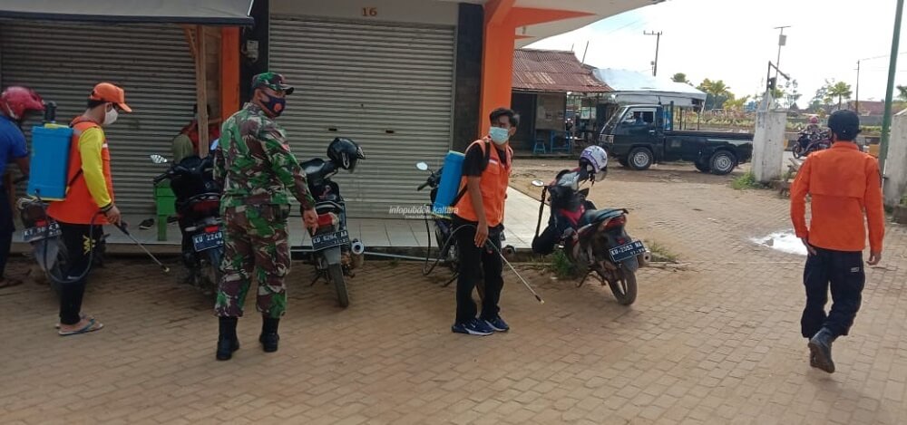 Tim BPBD Kaltara bersama BPBD KTT melakukan penyemprotan desinfektan di sejumlah fasilitas umum
