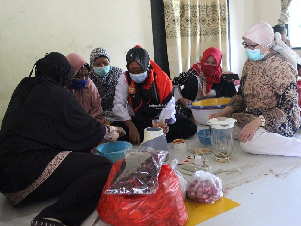 Dinas Sosial Kaltara, memberikan Pelatihan Kepada Anggota KUBE SP7 Salimbatu dan Desa Kelubir
