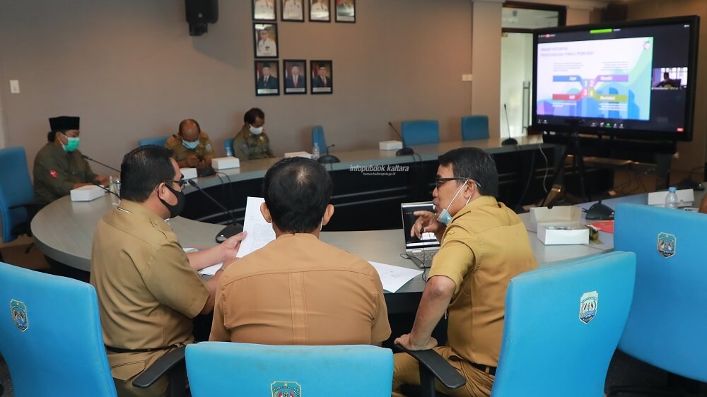 Sekprov Kaltara, H Suriansyah saat mengikuti Webinar Pembekalan Pilkada Berintegritas Tahun 2020, Selasa (27/10)