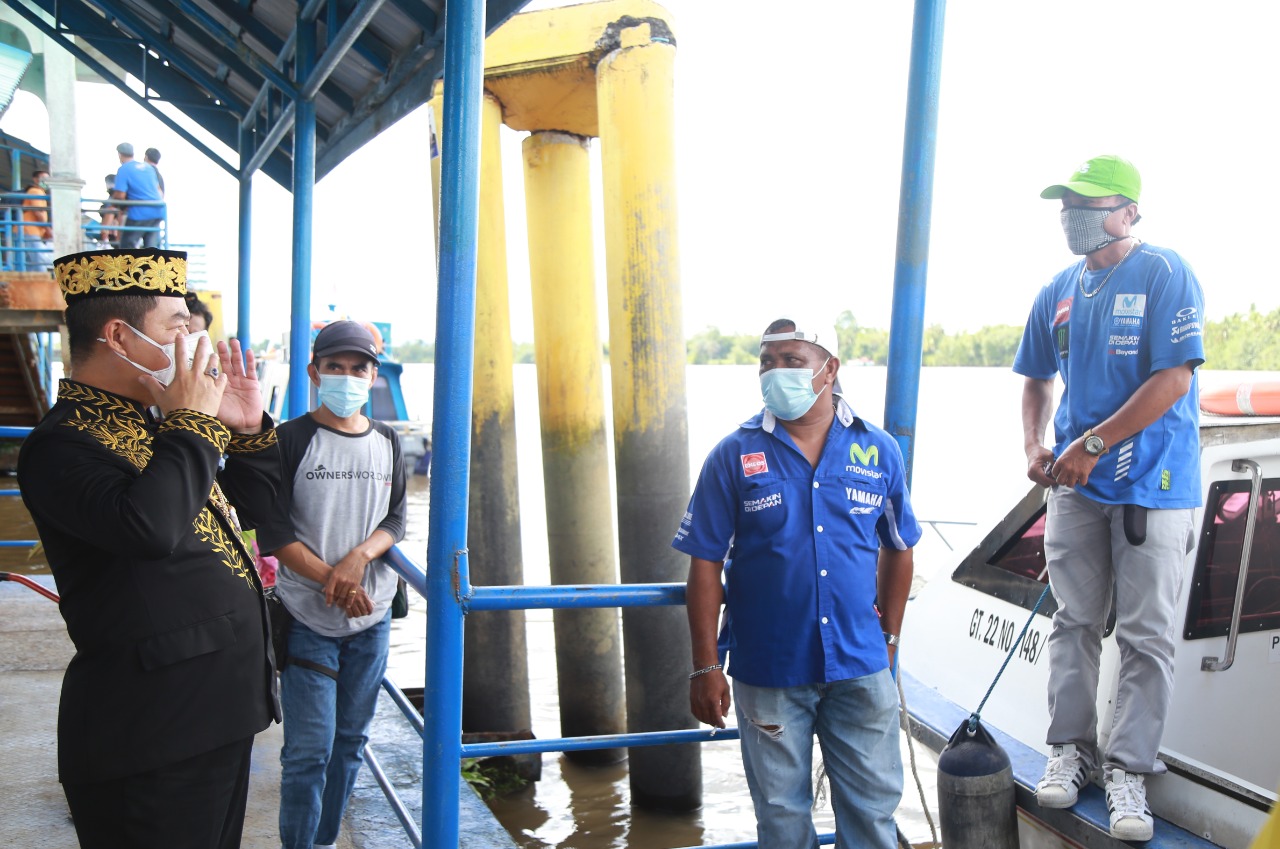 Pjs Gubernur Kaltara Teguh Seyabudi saat memantau langsung di lapangan Protokol Kesehatan di masyarakat
