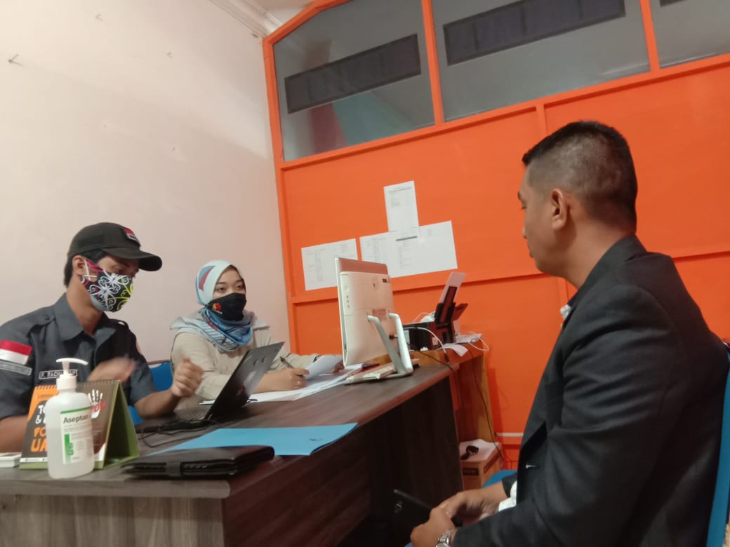 Muhammad Ishak saat melakukan melapor ke Bawaslu Kaltara, Senin (2/11/2020)