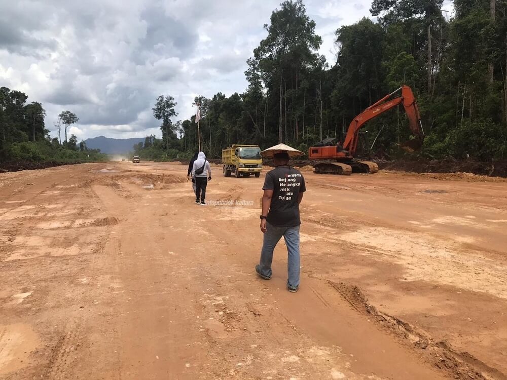 Proses pengerjaan pembangunan jalan Seputuk-Malinau Kota.
