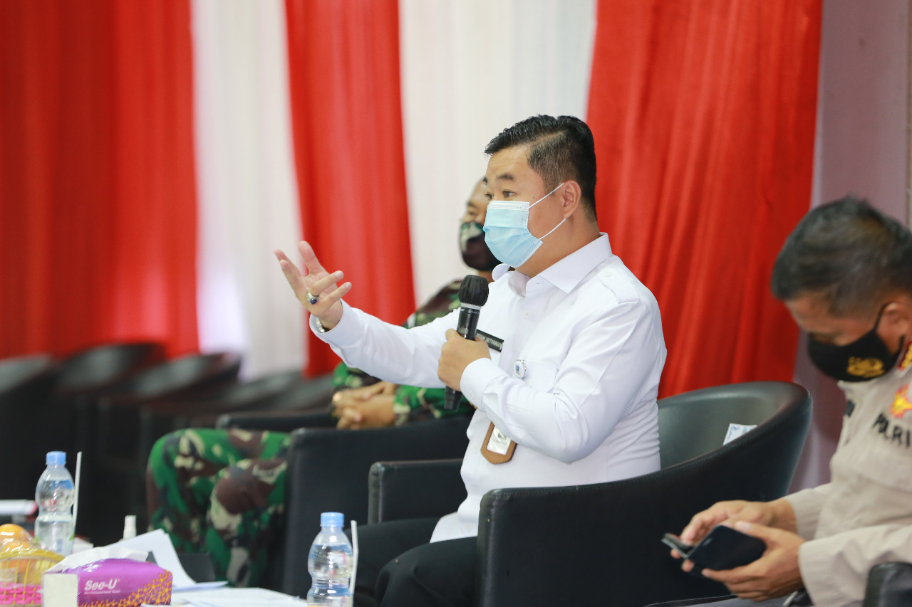 Pjs Gubernur Kaltara, Teguh Setyabudi berfoto bersama peserta Rakor Satgas Penanganan Covid-19 Provinsi Kaltara, Rabu (4/11)
