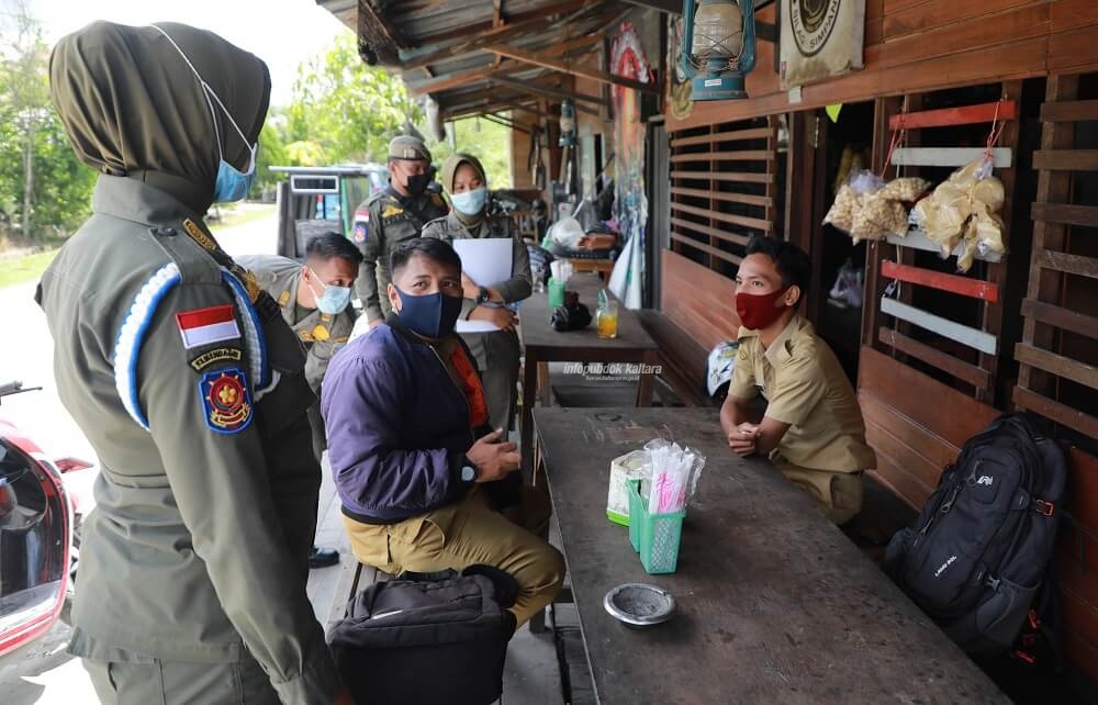 Tim Satpol PP dan instansi terkait saat melakukan razia ASN yang keluyuran saat jam kerja di wilayah Tanjung Selor, belum lama ini