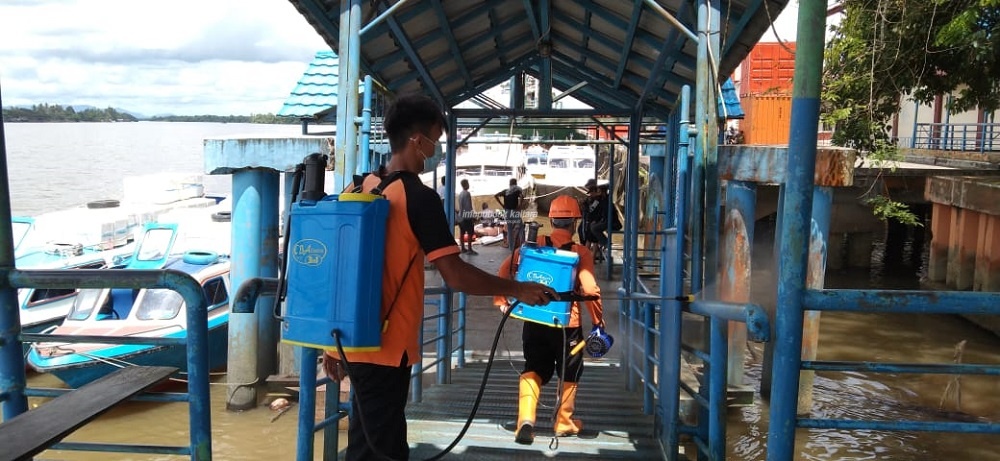 Tim BPBD Kaltara saat melakukan penyemprotan disinfektan di Pelabuhan VIP Tanjung Selor, Bulungan, baru-baru ini