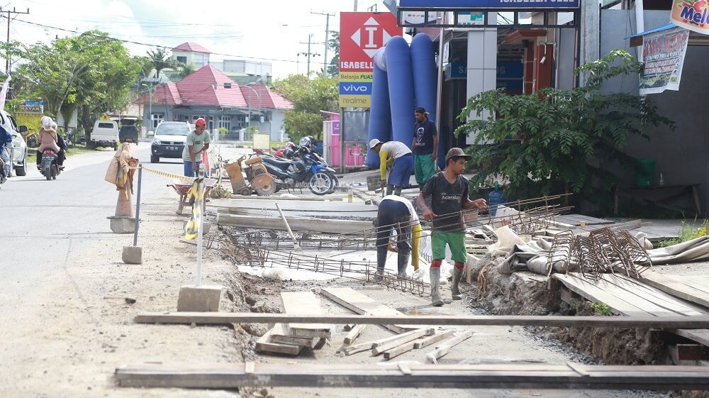 Kegiatan konstruksi berupa pelebaran badan jalan Durian di Tanjung Selor, turut melecut pertumbuhan ekonomi di Kaltara