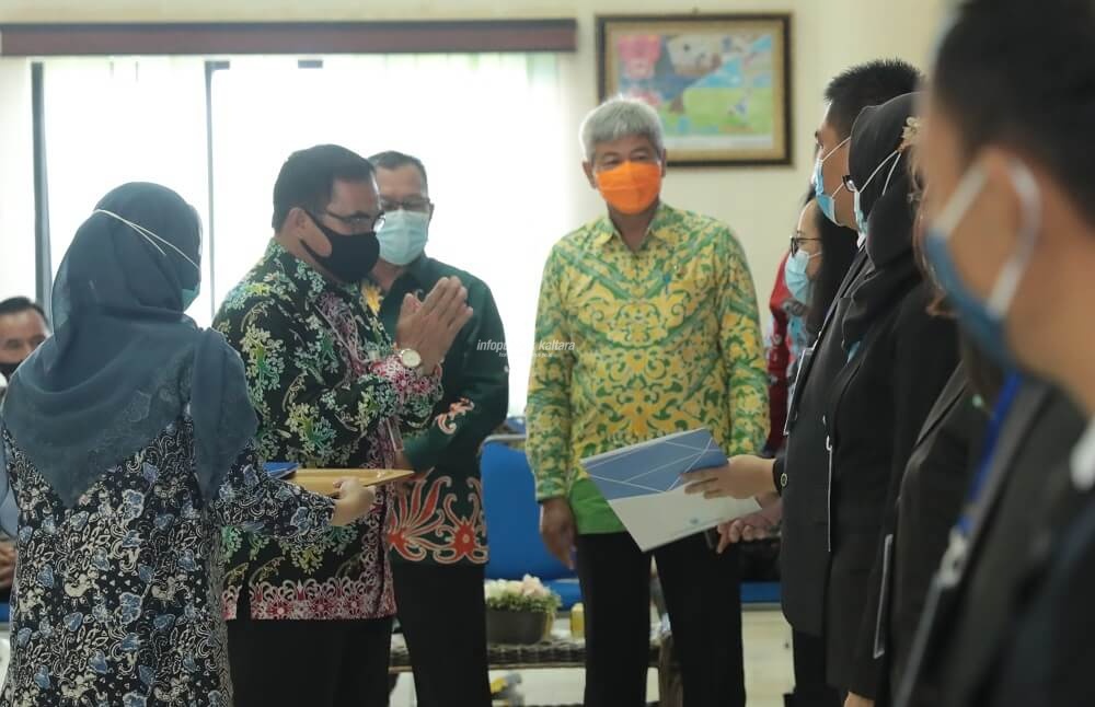 Sekprov Kaltara H Suriansyah bersama Plt Bupati Malinau Topan Amrullah menutup Pelatihan Kepemimpinan Administrator angkatan I kelas Kabupaten Malinau, Jumat (6/11)