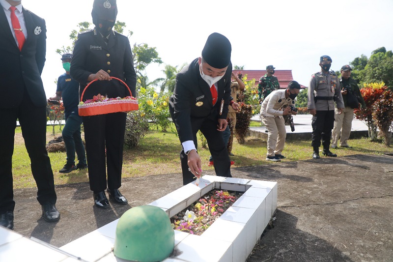Pjs Gubernur Tabur Bunga di TMP Telabang Bangsa
