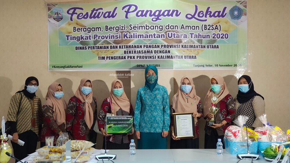 Plt Ketua TPP PKK Provinsi Kaltara, Ika Octaviana dan Kepala DPKP Kaltara, Wahyuni Nuzband saat menghadiri Sosialisasi Gerakan Diversifikasi Pangan Lokal 2020 secara virtual, Selasa (10/11)