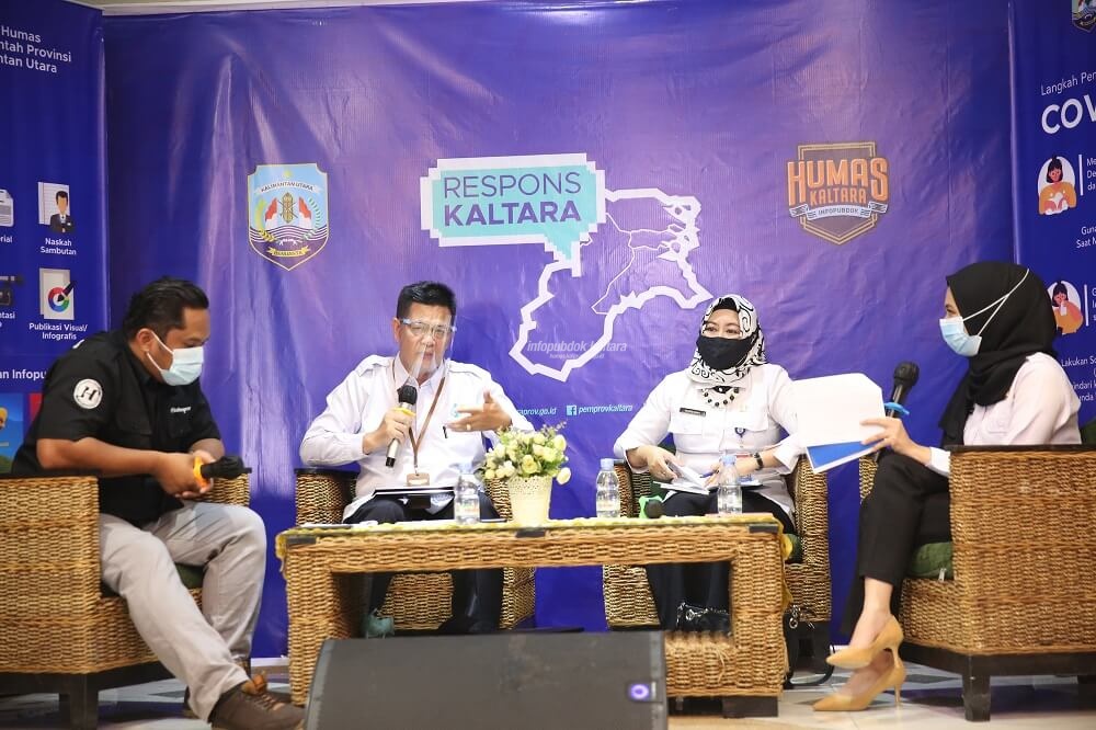 Trino Junaidi, Kepala Bidang Neraca Wilayah dan Analisis Statistik BPS Provinsi Kaltara dan Kepala Bagian Sarana dan Perekonomian Biro Perekonomian Setprov Kaltara, Nurdiana saat menjadi narasumber Respons Kaltara edisi ke-100, Rabu (11/11) siang