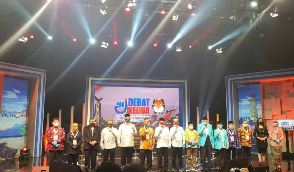 Pjs Gubernur Kaltara, Teguh Setyabudi berfoto bersama 3 paslon peserta Pilgub Kaltara 2020 usai debat ke-2, Sabtu (14/11)