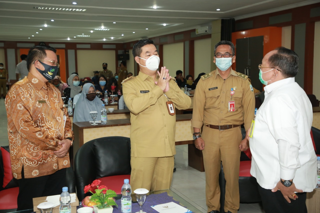 Pjs Gubernur Kaltara, Teguh Setyabudi memberikan arahan pada kegiatan Peningkatan Peran Aktif Masyarakat dan Dunia Usaha Peningkatan Kualitas SDM Kesejahteraan Sosial Masyarakat, di Hotel Pangeran Khar, Selasa (17/11/2020)