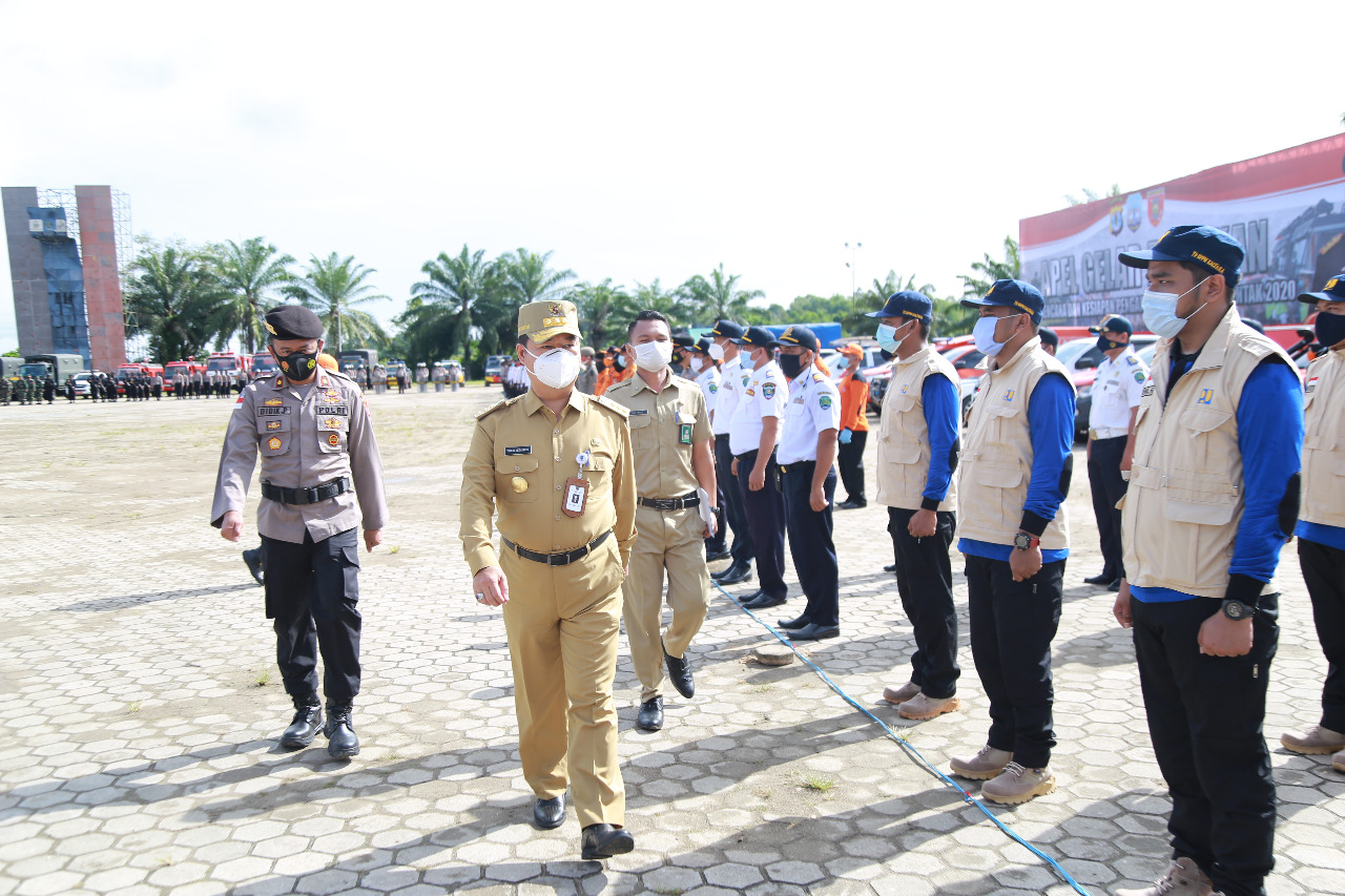 Pjs Gubernur Kaltara Teguh Setyabudi menjadi inspektur Apel Gelar Pasukan Siaga Bencana dan Kesiapan Pengamanan Pilkada Serentak 2020 di Lapangan Agathis, Selasa (17/11).