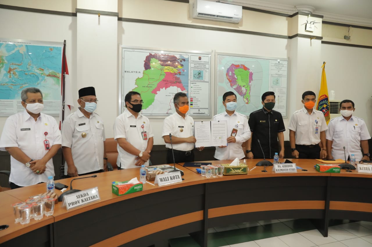 penandatanganan berita acara serah terima sarana dan prasarana dari Pemerintah Kota Tarakan kepada Pemerintah Provinsi (Pemprov) Kaltara
