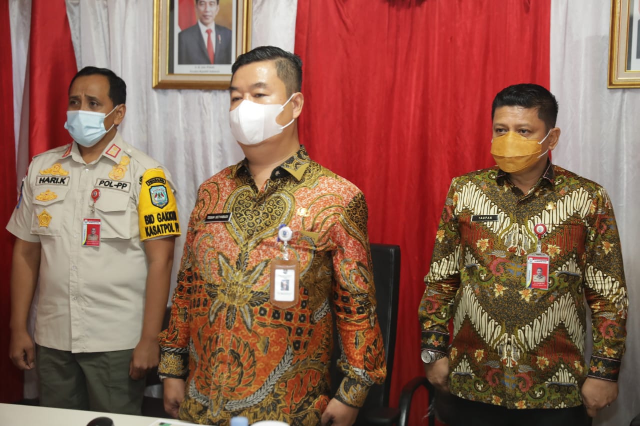 Pjs Guberur Kaltara Teguh Setyabudi saat mengikuti Sosialisasi Peningkatan Kapasitas Aparat Satlinmas 
