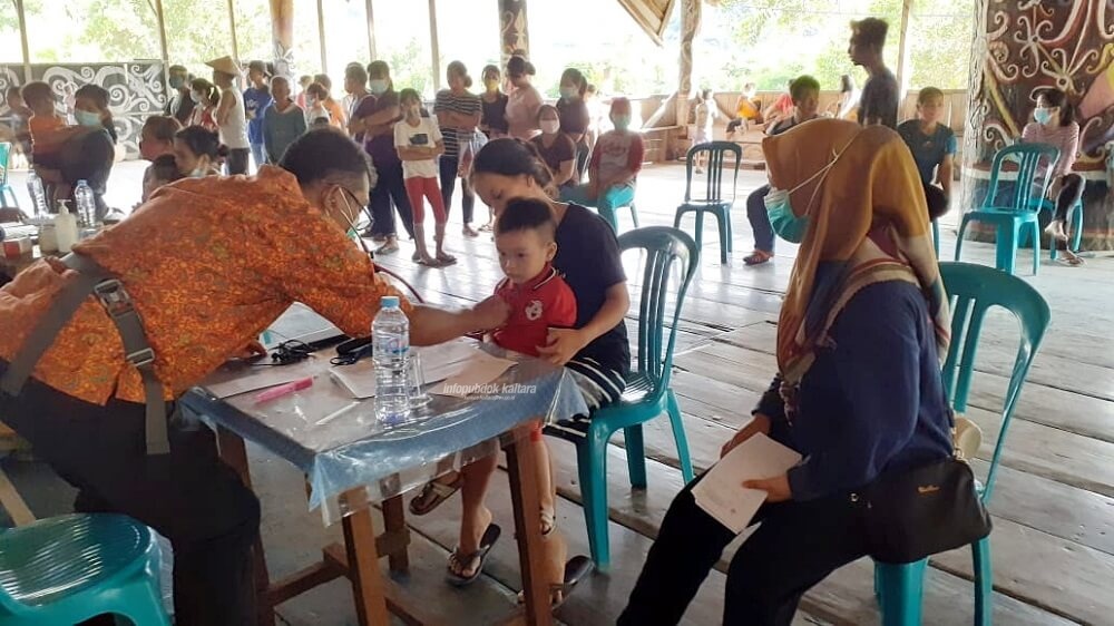 Tim Dokter Terbang saat melakukan pelayanan kesehatan gratis di Pujungan, baru-baru ini
