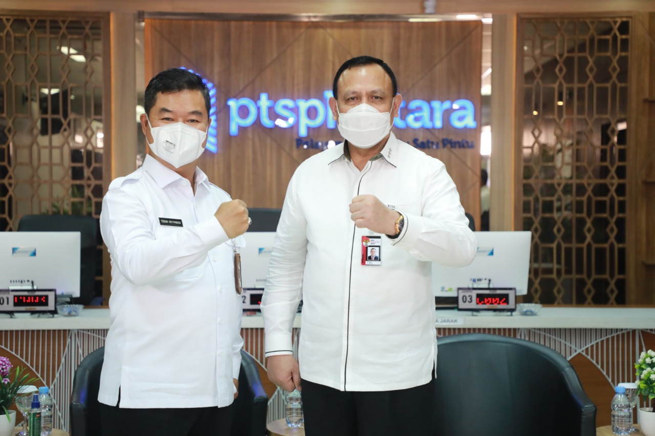 Pjs Gubernur Kaltara Teguh Setyabudi berfoto bersama Ketua KPK Firli Bahuri