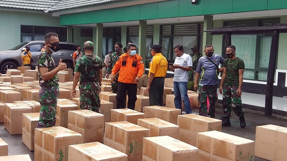 Kalaksa BPBD Kaltara, Andi Santiaji Pananrangi saat memeriksa bantuan APD dari pusat, baru-baru ini