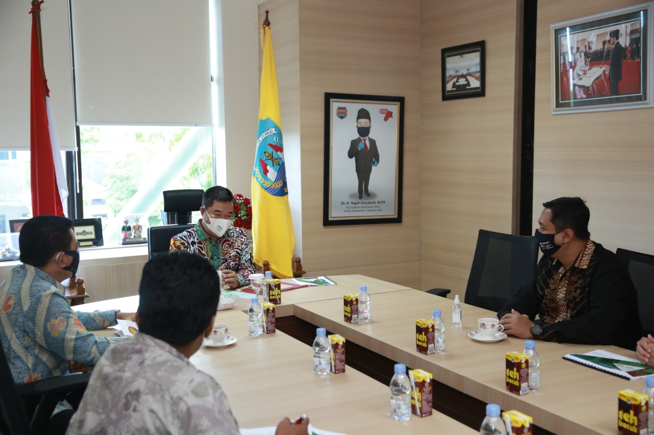 Pjs Gubernur Kaltara Teguh Setyabudi saat menerima kunjungan Ketua OJK Kaltim
