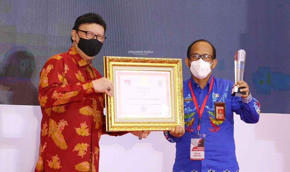 Kepala Dinkes Kaltara Usman menerima penghargaan Top 45 KIPP 2020 dari Menteri PANRB Tjahjo Kumolo, Rabu (25/11) lalu (foto : IST)