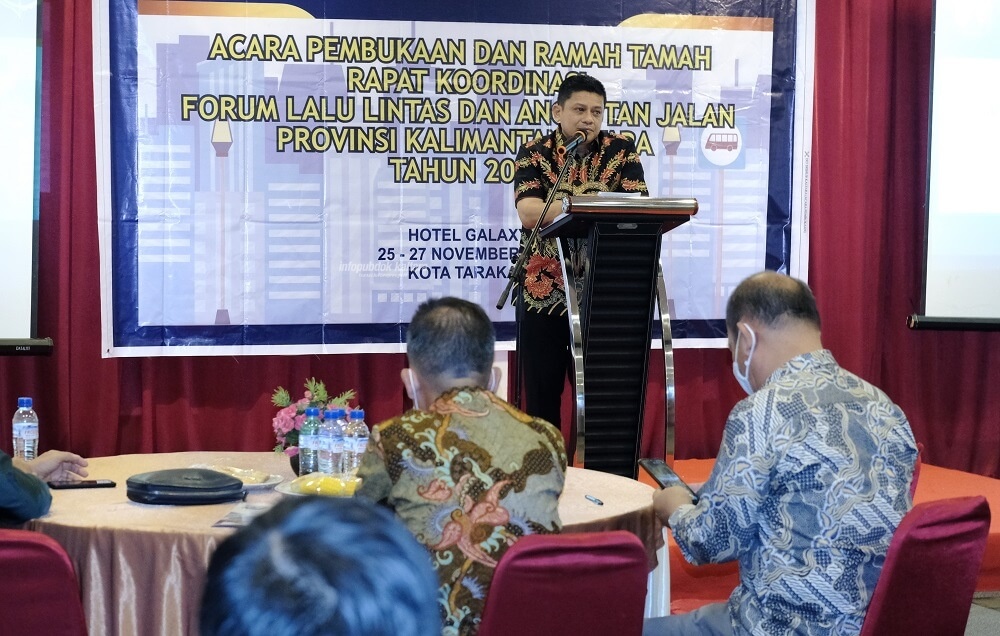 Plt Asisten Perekonomian dan Pembangunan Sekprov Kaltara, Taufan Majid membuka Rakor Forum Lalu Lintas dan Angkutan Jalan (LLAJ) Provinsi Kaltara 2020 di Ballroom Hotel Galaxy, Rabu (25/11)