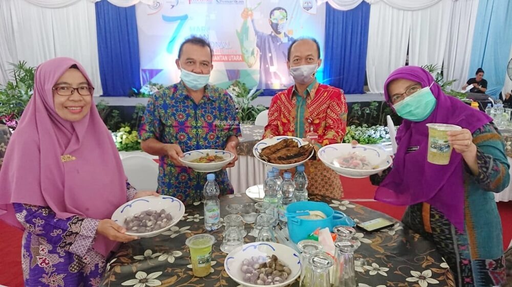 Kepala DKP Kaltara, Syahrullah didampingi Kepala DPKP Kaltara Wahyuni Nuzband menunjukkan hasil olahan ikan Kaltara pada peringatan Harkanas ke-7, Kamis (26/11)