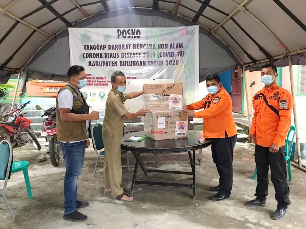 Kalak BPBD Kaltara, Andi Santiaji Pananrangi saat menyerahkan bantuan rapid test antigen kepada Satgas Kabupaten Bulungan, baru-baru ini