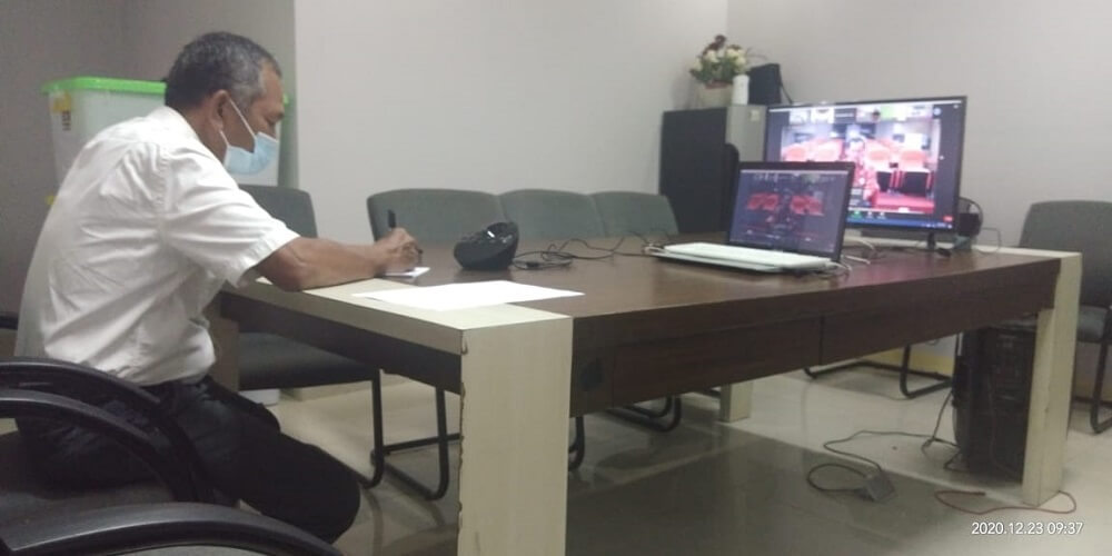 Kepala DPMD Kaltara, H Amir Bakry saat mengikuti Vicon Evaluasi Pelaksanaan Pemungutan Suara Pilkades Serentak Tahun 2020 Per 21 Desember 2020, Rabu (23/12)
