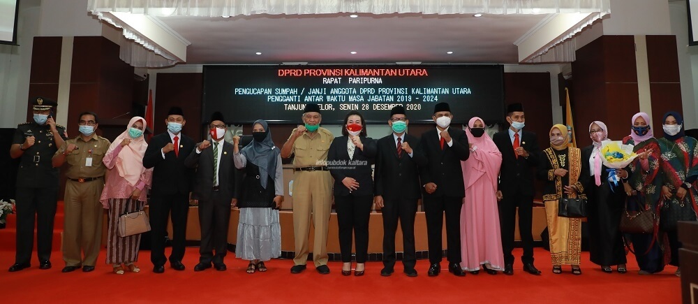 Wagub Kaltara H Udin Hianggio, Sekprov Kaltara H Suriansyah dan Ketua DPRD Kaltara Norhayati Andris foto bersama usai penandatanganan persetujuan 3 raperda, Senin (28/12)
 