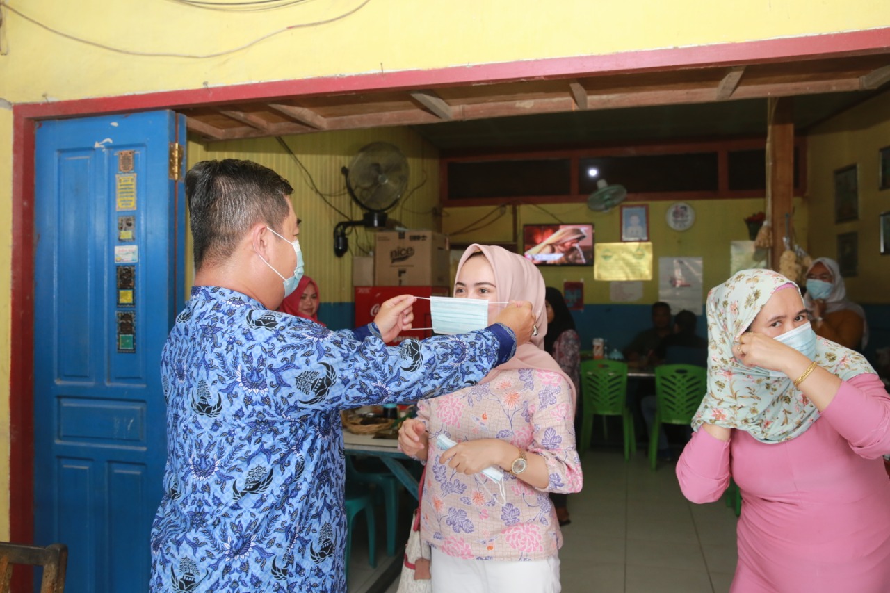 Pjs Gubernur Kaltara, Teguh Setyabudi saat membagikan masker secara gratis kepada warga Kaltara, Minggu (29/11) siang