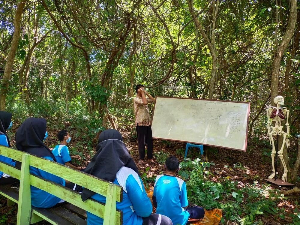 Adiatman saat memberikan pelajaran kepada pelajar SMA 1 Sebatik di Laboratorium Alam SMA 1 Sebatik