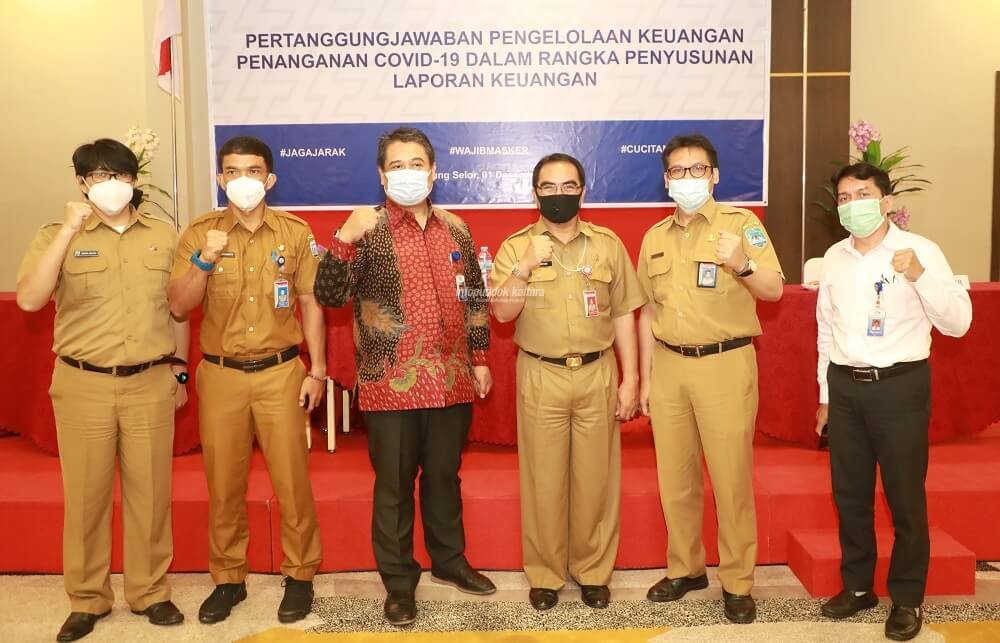 Sekprov Kaltara, H Suriansyah berfoto bersama penyelenggara dan narasumber Bimtek Pertanggungjawaban Pengelolaan Keuangan Penanganan Covid-19, Selasa (1/12)