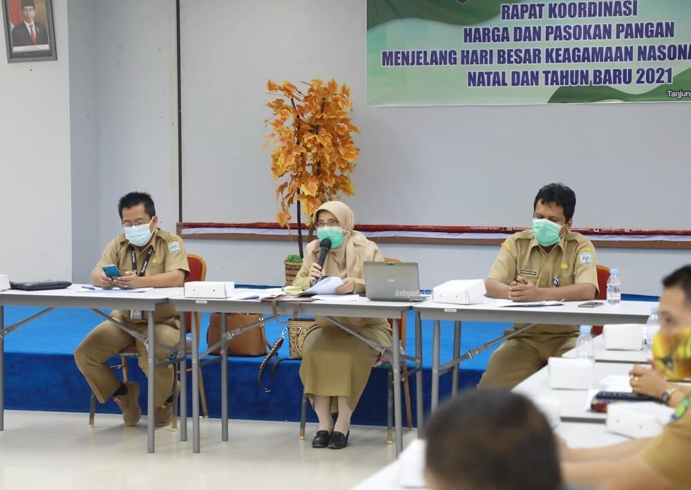 Ketua DPKP Kaltara, Wahyuni Nuzban (tengah) saat mengikuti Rakor Hari Besar Keagamaan, Selasa (1/12)