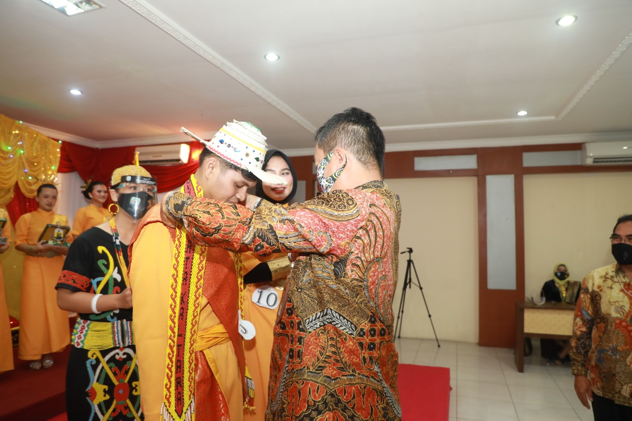 Pjs Gubernur Kaltara Teguh Setyabudi menyerahkan piala dan penghargaan kepada grand finalis yang terpilih sebagai Jau Iru dan Lemlai Suri Duta Wisata Provinsi Kaltara 2020 di Ballroom Hotel Grand Pangeran Khar, Senin (30/11) malam